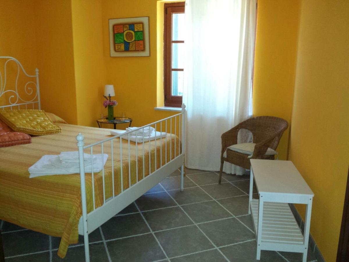 B&B Pietre Antiche Vezzi Portio Luaran gambar
